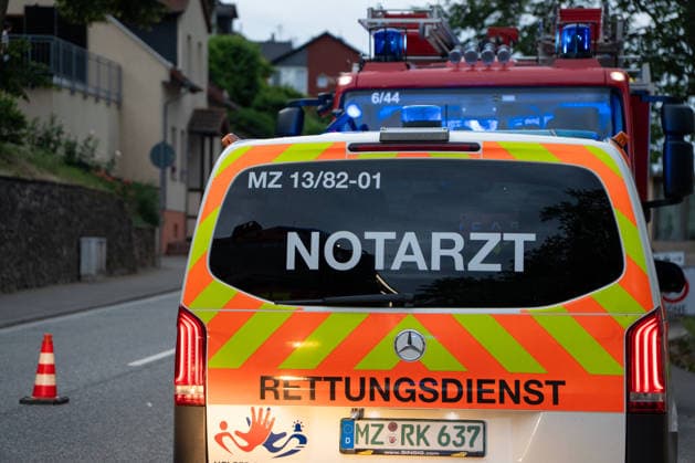 Stoffaustritt in ICE bei Trechtingshausen Zug mit 177 Reisenden evakuiert Am Mittwochabend, dem 03.06.2026, wurden Feuerwehr, Rettungsdienst und Polizei gegen 20:00 Uhr zum Bahnhof Trechtingshausen alarmiert. In einem ICE in Fahrtrichtung Köln war im Wagen 12 ein stechender, zunächst unklarer chemischer Geruch festgestellt worden. Mehrere Reisende klagten über Atemwegsbeschwerden. Aufgrund eines technischen Defekts kam es nach Angaben der Einsatzleitung zum Austritt eines bislang nicht näher benannten Stoffes. Der Zug wurde vorsorglich vollständig evakuiert. Insgesamt befanden sich 177 Reisende an Bord. Alle Fahrgäste wurden durch Rettungsdienst und Sanitätskräfte medizinisch gesichtet und untersucht. Eine Person wurde verletzt,
