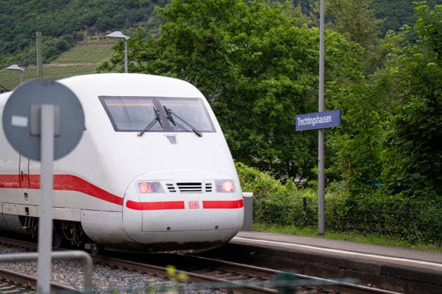 Stoffaustritt in ICE bei Trechtingshausen Zug mit 177 Reisenden evakuiert Am Mittwochabend, dem 03.06.2026, wurden Feuerwehr, Rettungsdienst und Polizei gegen 20:00 Uhr zum Bahnhof Trechtingshausen alarmiert. In einem ICE in Fahrtrichtung Köln war im Wagen 12 ein stechender, zunächst unklarer chemischer Geruch festgestellt worden. Mehrere Reisende klagten über Atemwegsbeschwerden. Aufgrund eines technischen Defekts kam es nach Angaben der Einsatzleitung zum Austritt eines bislang nicht näher benannten Stoffes. Der Zug wurde vorsorglich vollständig evakuiert. Insgesamt befanden sich 177 Reisende an Bord. Alle Fahrgäste wurden durch Rettungsdienst und Sanitätskräfte medizinisch gesichtet und untersucht. Eine Person wurde verletzt,
