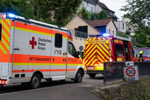 Stoffaustritt in ICE bei Trechtingshausen Zug mit 177 Reisenden evakuiert Am Mittwochabend, dem 03.06.2026, wurden Feuerwehr, Rettungsdienst und Polizei gegen 20:00 Uhr zum Bahnhof Trechtingshausen alarmiert. In einem ICE in Fahrtrichtung Köln war im Wagen 12 ein stechender, zunächst unklarer chemischer Geruch festgestellt worden. Mehrere Reisende klagten über Atemwegsbeschwerden. Aufgrund eines technischen Defekts kam es nach Angaben der Einsatzleitung zum Austritt eines bislang nicht näher benannten Stoffes. Der Zug wurde vorsorglich vollständig evakuiert. Insgesamt befanden sich 177 Reisende an Bord. Alle Fahrgäste wurden durch Rettungsdienst und Sanitätskräfte medizinisch gesichtet und untersucht. Eine Person wurde verletzt,