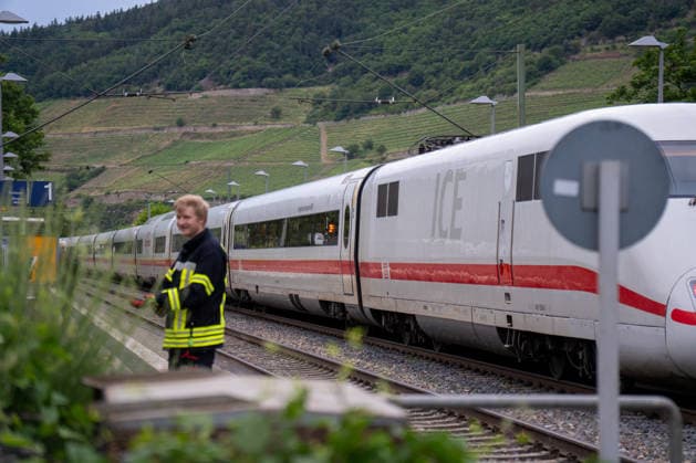 Stoffaustritt in ICE bei Trechtingshausen Zug mit 177 Reisenden evakuiert Am Mittwochabend, dem 03.06.2026, wurden Feuerwehr, Rettungsdienst und Polizei gegen 20:00 Uhr zum Bahnhof Trechtingshausen alarmiert. In einem ICE in Fahrtrichtung Köln war im Wagen 12 ein stechender, zunächst unklarer chemischer Geruch festgestellt worden. Mehrere Reisende klagten über Atemwegsbeschwerden. Aufgrund eines technischen Defekts kam es nach Angaben der Einsatzleitung zum Austritt eines bislang nicht näher benannten Stoffes. Der Zug wurde vorsorglich vollständig evakuiert. Insgesamt befanden sich 177 Reisende an Bord. Alle Fahrgäste wurden durch Rettungsdienst und Sanitätskräfte medizinisch gesichtet und untersucht. Eine Person wurde verletzt,