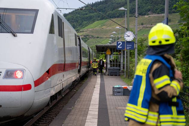 Stoffaustritt in ICE bei Trechtingshausen Zug mit 177 Reisenden evakuiert Am Mittwochabend, dem 03.06.2026, wurden Feuerwehr, Rettungsdienst und Polizei gegen 20:00 Uhr zum Bahnhof Trechtingshausen alarmiert. In einem ICE in Fahrtrichtung Köln war im Wagen 12 ein stechender, zunächst unklarer chemischer Geruch festgestellt worden. Mehrere Reisende klagten über Atemwegsbeschwerden. Aufgrund eines technischen Defekts kam es nach Angaben der Einsatzleitung zum Austritt eines bislang nicht näher benannten Stoffes. Der Zug wurde vorsorglich vollständig evakuiert. Insgesamt befanden sich 177 Reisende an Bord. Alle Fahrgäste wurden durch Rettungsdienst und Sanitätskräfte medizinisch gesichtet und untersucht. Eine Person wurde verletzt,