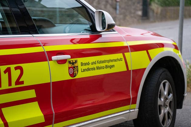 Stoffaustritt in ICE bei Trechtingshausen Zug mit 177 Reisenden evakuiert Am Mittwochabend, dem 03.06.2026, wurden Feuerwehr, Rettungsdienst und Polizei gegen 20:00 Uhr zum Bahnhof Trechtingshausen alarmiert. In einem ICE in Fahrtrichtung Köln war im Wagen 12 ein stechender, zunächst unklarer chemischer Geruch festgestellt worden. Mehrere Reisende klagten über Atemwegsbeschwerden. Aufgrund eines technischen Defekts kam es nach Angaben der Einsatzleitung zum Austritt eines bislang nicht näher benannten Stoffes. Der Zug wurde vorsorglich vollständig evakuiert. Insgesamt befanden sich 177 Reisende an Bord. Alle Fahrgäste wurden durch Rettungsdienst und Sanitätskräfte medizinisch gesichtet und untersucht. Eine Person wurde verletzt,