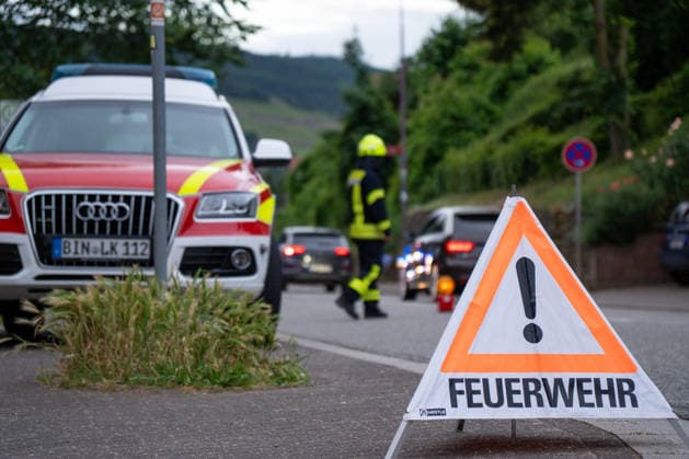 Stoffaustritt in ICE bei Trechtingshausen Zug mit 177 Reisenden evakuiert Am Mittwochabend, dem 03.06.2026, wurden Feuerwehr, Rettungsdienst und Polizei gegen 20:00 Uhr zum Bahnhof Trechtingshausen alarmiert. In einem ICE in Fahrtrichtung Köln war im Wagen 12 ein stechender, zunächst unklarer chemischer Geruch festgestellt worden. Mehrere Reisende klagten über Atemwegsbeschwerden. Aufgrund eines technischen Defekts kam es nach Angaben der Einsatzleitung zum Austritt eines bislang nicht näher benannten Stoffes. Der Zug wurde vorsorglich vollständig evakuiert. Insgesamt befanden sich 177 Reisende an Bord. Alle Fahrgäste wurden durch Rettungsdienst und Sanitätskräfte medizinisch gesichtet und untersucht. Eine Person wurde verletzt,