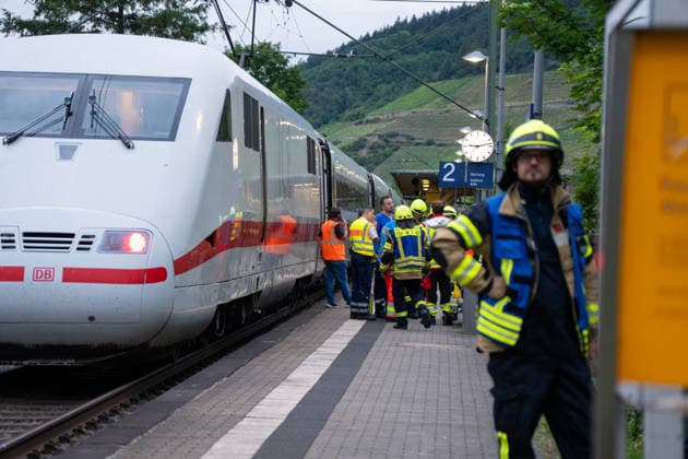 Stoffaustritt in ICE bei Trechtingshausen Zug mit 177 Reisenden evakuiert Am Mittwochabend, dem 03.06.2026, wurden Feuerwehr, Rettungsdienst und Polizei gegen 20:00 Uhr zum Bahnhof Trechtingshausen alarmiert. In einem ICE in Fahrtrichtung Köln war im Wagen 12 ein stechender, zunächst unklarer chemischer Geruch festgestellt worden. Mehrere Reisende klagten über Atemwegsbeschwerden. Aufgrund eines technischen Defekts kam es nach Angaben der Einsatzleitung zum Austritt eines bislang nicht näher benannten Stoffes. Der Zug wurde vorsorglich vollständig evakuiert. Insgesamt befanden sich 177 Reisende an Bord. Alle Fahrgäste wurden durch Rettungsdienst und Sanitätskräfte medizinisch gesichtet und untersucht. Eine Person wurde verletzt,
