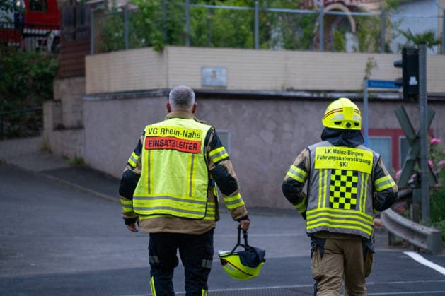 Stoffaustritt in ICE bei Trechtingshausen Zug mit 177 Reisenden evakuiert Am Mittwochabend, dem 03.06.2026, wurden Feuerwehr, Rettungsdienst und Polizei gegen 20:00 Uhr zum Bahnhof Trechtingshausen alarmiert. In einem ICE in Fahrtrichtung Köln war im Wagen 12 ein stechender, zunächst unklarer chemischer Geruch festgestellt worden. Mehrere Reisende klagten über Atemwegsbeschwerden. Aufgrund eines technischen Defekts kam es nach Angaben der Einsatzleitung zum Austritt eines bislang nicht näher benannten Stoffes. Der Zug wurde vorsorglich vollständig evakuiert. Insgesamt befanden sich 177 Reisende an Bord. Alle Fahrgäste wurden durch Rettungsdienst und Sanitätskräfte medizinisch gesichtet und untersucht. Eine Person wurde verletzt,