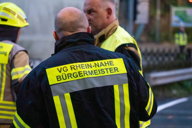 Stoffaustritt in ICE bei Trechtingshausen Zug mit 177 Reisenden evakuiert Am Mittwochabend, dem 03.06.2026, wurden Feuerwehr, Rettungsdienst und Polizei gegen 20:00 Uhr zum Bahnhof Trechtingshausen alarmiert. In einem ICE in Fahrtrichtung Köln war im Wagen 12 ein stechender, zunächst unklarer chemischer Geruch festgestellt worden. Mehrere Reisende klagten über Atemwegsbeschwerden. Aufgrund eines technischen Defekts kam es nach Angaben der Einsatzleitung zum Austritt eines bislang nicht näher benannten Stoffes. Der Zug wurde vorsorglich vollständig evakuiert. Insgesamt befanden sich 177 Reisende an Bord. Alle Fahrgäste wurden durch Rettungsdienst und Sanitätskräfte medizinisch gesichtet und untersucht. Eine Person wurde verletzt,