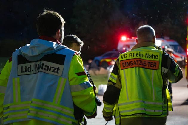 Stoffaustritt in ICE bei Trechtingshausen Zug mit 177 Reisenden evakuiert Am Mittwochabend, dem 03.06.2026, wurden Feuerwehr, Rettungsdienst und Polizei gegen 20:00 Uhr zum Bahnhof Trechtingshausen alarmiert. In einem ICE in Fahrtrichtung Köln war im Wagen 12 ein stechender, zunächst unklarer chemischer Geruch festgestellt worden. Mehrere Reisende klagten über Atemwegsbeschwerden. Aufgrund eines technischen Defekts kam es nach Angaben der Einsatzleitung zum Austritt eines bislang nicht näher benannten Stoffes. Der Zug wurde vorsorglich vollständig evakuiert. Insgesamt befanden sich 177 Reisende an Bord. Alle Fahrgäste wurden durch Rettungsdienst und Sanitätskräfte medizinisch gesichtet und untersucht. Eine Person wurde verletzt,