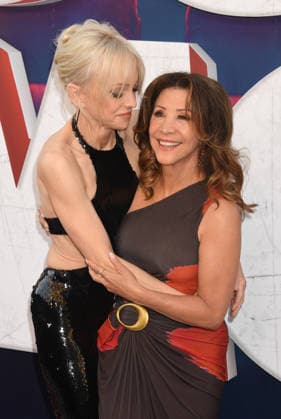 LOS ANGELES, CA - JUNE 3: Anna Faris and Cheri Oteri at the World Premiere of Paramount Pictures Scary Movie at Paramount Theatre on June 3, 2026 in Los Angeles, California. Copyright: xJeffreyxMayerx