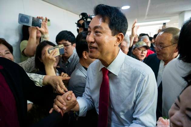 June 4, 2026, Seoul, South Korea: Seoul mayor OH SE-HOON celebrates as he is projected to win reelection, flipping the race in the eleventh hour by razor-thin margins in South KoreaÃ¢â‚¬â ¢s local elections, in Seoul, South Korea on Thursday, June 4, 2026. Seoul South Korea - ZUMAh163 20260604_znp_h163_045 Copyright: xJintakxHanx
