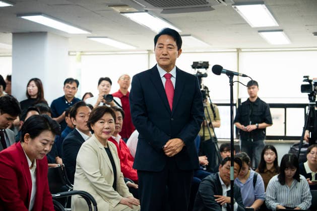 June 4, 2026, Seoul, South Korea: Seoul mayor OH SE-HOON takes questions from reporters as he is projected to win reelection, flipping the race in the eleventh hour by razor-thin margins in South KoreaÃ¢â‚¬â ¢s local elections, in Seoul, South Korea on Thursday, June 4, 2026. Seoul South Korea - ZUMAh163 20260604_znp_h163_040 Copyright: xJintakxHanx