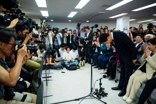 June 4, 2026, Seoul, South Korea: Seoul mayor OH SE-HOON bows as he is projected to win reelection, flipping the race in the eleventh hour by razor-thin margins in South KoreaÃ¢â‚¬â ¢s local elections, in Seoul, South Korea on Thursday, June 4, 2026. Seoul South Korea - ZUMAh163 20260604_znp_h163_035 Copyright: xJintakxHanx