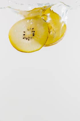 wasser,kiwi,actinidia chinensis,actinidia deliciosa,chinesische stachelbeere,kiwifrucht,kiwifrüchte,kiwis,strahlengriffelgewächse ** water,kiwi,kiwis lj3-knt