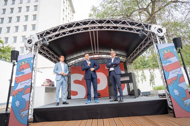 Lutz Liebscher, SPD-Fraktionsvorsitzender, Carsten Schneider, Bundesumweltminister, Georg Maier, Innenminister (von links);Jahresempfang der SPD-Fraktion im Thüringer Landtag, Erfurt Thüringen Deutschland Innenhof Landtag Thüringen *** Lutz Liebscher, SPD parliamentary group chairman, Carsten Schneider, Federal Minister for the Environment, Georg Maier, Minister of the Interior from left Annual reception of the SPD parliamentary group in the Thuringian state parliament, Erfurt Thuringia Germany Courtyard of the Thuringian state parliament