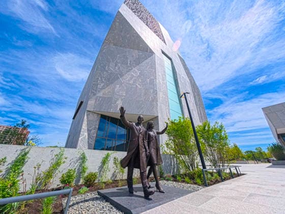 A photograph showing a sculpture of former President Barack Obama and his wife, Michelle Obama, at the Obama Presidential Center in Chicago USA, 03 June 2026 (4 June 2026). The Obama Presidential Center, a space dedicated to commemorating former President Barack Obama’s years in the White House and designed as a hub for civic engagement, is preparing for its grand opening in Chicago on June 18 and will open its doors to the public the following day. The Obama Center, dedicated to commemorating his years in office, opens in Chicago on June 19 !ACHTUNG: NUR REDAKTIONELLE NUTZUNG!  Copyright: xKennethxFernándezx AME8412 20260604-55020492105_1