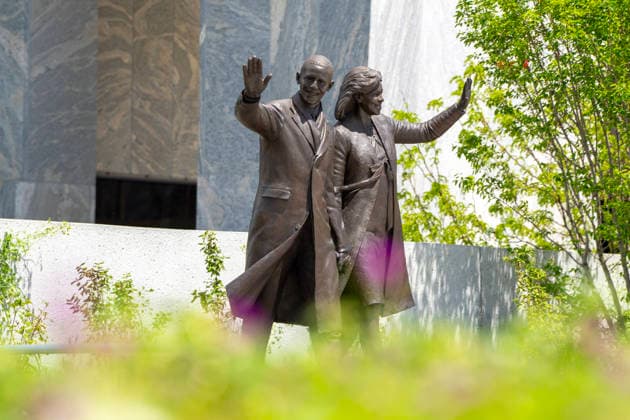 A photograph showing a sculpture of former President Barack Obama and his wife, Michelle Obama, at the Obama Presidential Center in Chicago USA, 03 June 2026 (4 June 2026). The Obama Presidential Center, a space dedicated to commemorating former President Barack Obama’s years in the White House and designed as a hub for civic engagement, is preparing for its grand opening in Chicago on June 18 and will open its doors to the public the following day. The Obama Center, dedicated to commemorating his years in office, opens in Chicago on June 19 !ACHTUNG: NUR REDAKTIONELLE NUTZUNG!  Copyright: xKennethxFernándezx AME8413 20260604-55020492110_1