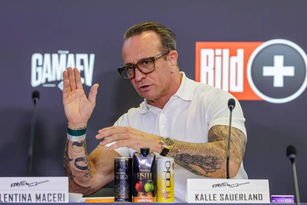 03.06.2026. Leverkusen. Kalle Sauerland auf der Pressekonferenz im Vorfeld zum Fame Fighting, das große Promibox-Event von BILD und Eugen Lopez am 06.06.2026 in der Leverkusener Ostermann Arena. Zum ersten Mal in Kooperation mit dem britischen Pendant Misfits Boxing und dem internationalen Medienpartner The Sun. Leverkusen Ostermann Arena Nordrhein-Westfalen Deutschland *** 03 06 2026 Leverkusen Kalle Sauerland at the press conference in the run-up to Fame Fighting, the big celebrity boxing event by BILD and Eugen Lopez on 06 06 2026 in the Ostermann Arena in Leverkusen For the first time in cooperation with the British counterpart Misfits Boxing and the international media partner The Sun Leverkusen Ostermann Arena North Rhine-Westphalia