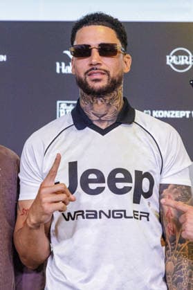 03.06.2026. Leverkusen. Ty Mitchell auf der Pressekonferenz im Vorfeld zum Fame Fighting, das große Promibox-Event von BILD und Eugen Lopez am 06.06.2026 in der Leverkusener Ostermann Arena. Zum ersten Mal in Kooperation mit dem britischen Pendant Misfits Boxing und dem internationalen Medienpartner The Sun. Leverkusen Ostermann Arena Nordrhein-Westfalen Deutschland *** 03 06 2026 Leverkusen Ty Mitchell at the press conference in the run-up to Fame Fighting, the big celebrity boxing event by BILD and Eugen Lopez on 06 06 2026 in the Ostermann Arena in Leverkusen For the first time in cooperation with the British counterpart Misfits Boxing and the international media partner The Sun Leverkusen Ostermann Arena North Rhine-Westphalia Germany