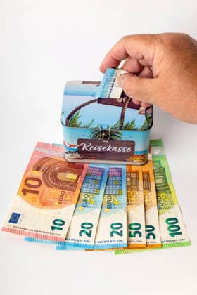 Cash for an upcoming vacation is saved in a travel money box Symbol photo, Theme photo Foto:xB.xSchubertx xFuturexImagex reisekasse_6501