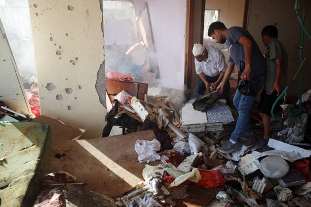 Palestinians inspect site of Israeli strike in Gaza City Palestinians inspect the site of an Israeli strike on an apartment building as people s belongings lie scattered in the Tel al-Hawa neighborhood of Gaza City, Gaza Strip, on June 4, 2026. Photo by Majdi Fathi apaimages Gaza city Gaza Strip Palestinian Territory 040626_Gaza_MF_00(5) Copyright: xapaimagesxMajdixFathix xapaimagesx