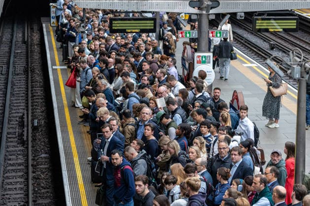 June 4, 2026, London, UK: London, UK. A packed EarlÃ¢â‚¬â ¢s Court Underground Station, London as commuters wait for the few city bound tube trains to Central London this morning on the second of two 24 hour tube strike this week. Members of the RMT Union have walked out over a dispute with TFL to introduce a 4 day week. Another 24 hour strike is set for Thursday with the Circle Line, Piccadilly Line Metropolitan Line and Central Line shut down causing major delays on the rest of the Tube network. London UK  - ZUMAl94_ 20260604_zaf_l94_001 Copyright: xAlexxLentatix