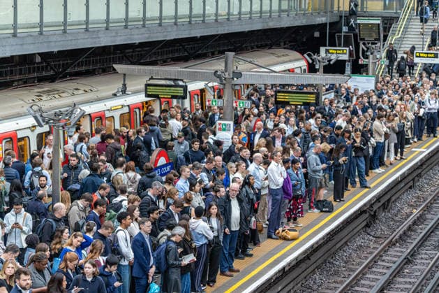 June 4, 2026, London, UK: London, UK. A packed EarlÃ¢â‚¬â ¢s Court Underground Station, London as commuters wait for the few city bound tube trains to Central London this morning on the second of two 24 hour tube strike this week. Members of the RMT Union have walked out over a dispute with TFL to introduce a 4 day week. Another 24 hour strike is set for Thursday with the Circle Line, Piccadilly Line Metropolitan Line and Central Line shut down causing major delays on the rest of the Tube network. London UK  - ZUMAl94_ 20260604_zaf_l94_012 Copyright: xAlexxLentatix