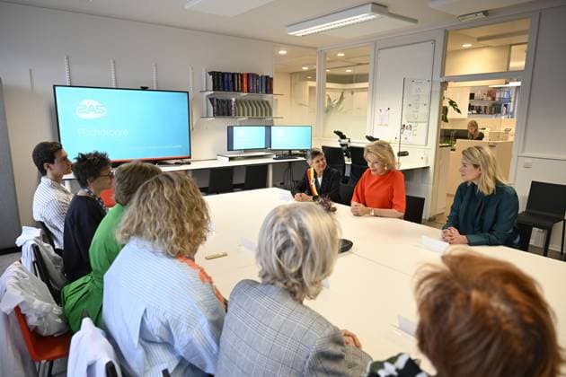 Antwerp province governor Cathy Berx, Queen Mathilde of Belgium and acting Antwerp mayor Els Van Doesburg pictured during a royal visit to visit to the Department of Anatomical Pathology of Antwerp s hospital Ziekenhuis aan de Stroom (ZAS), Thursday 04 June 2026. TOM GOYVAERTS  TomxGoyvaerts 175893273
