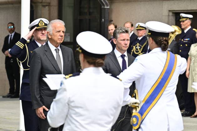 STOCKHOLM, SVERIGE 20260604 Försvarsminister Pal Jonson tog emot Brasiliens försvarsminister JosÃ Mucio vid en ceremoni utanför regeringskansliet Rosenbad under torsdagen. Därefter följde ett bilateralt möte mellan försvarsministrarna. STOCKHOLM SVERIGE x10030x *** STOCKHOLM, SWEDEN 20260604 Minister of Defense Pal Jonson received Brazils Minister of Defense JosÃ Mucio at a ceremony outside the Government Chancellery Rosenbad on Thursday This was followed by a bilateral meeting between the defense ministers STOCKHOLM SWEDEN x10030x  Copyright: xJonasxEkströmer TTx FÖRVARSMINISTER BRASILIEN 00KhL9XJaaY