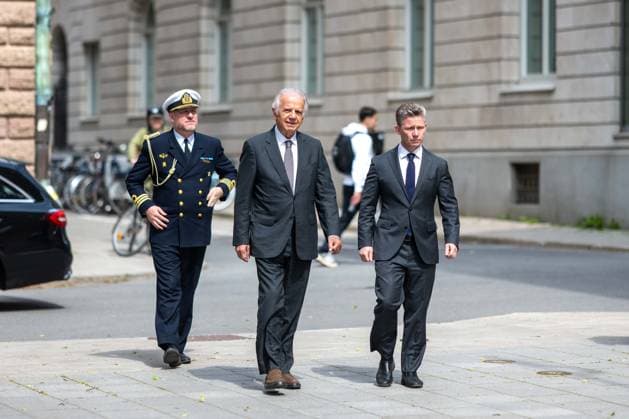 June 4, 2026, Stockholm, Stockholm County, Sweden: Swedish Defense Minister Pal Jonson welcomes Brazilian Defense Minister Jose Mucio during an official ceremony outside Rosenbad in Stockholm, Sweden, on June 4, 2026. The ministers are meeting for bilateral talks ahead of a joint press conference. Stockholm Sweden - ZUMAa136 20260604_zap_a136_003 Copyright: xJoelxLindhex