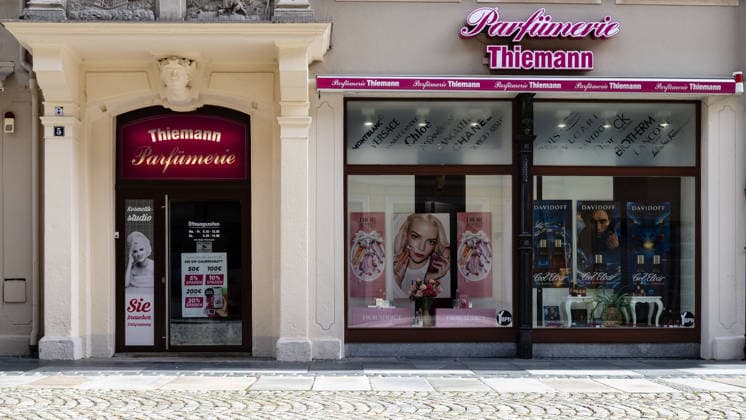 04.06.2026, Deutschland, Sachsen, Bautzen: Blick auf eine Filiale der Parfümerie - Kette Thiemann an der Reichenstraße in Bautzen. Das Unternehmen hat Insolvenz angemeldet und strebt nun die Sanierung in Eigenregie an. Alle Filialen zwischen Görlitz und Halle, Cottbus und Pirna bleiben zunächst geöffnet. *** 04 06 2026, Germany, Saxony, Bautzen View of a branch of the Thiemann perfumery chain on Reichenstrasse in Bautzen The company has filed for insolvency and is now seeking to restructure itself All branches between Görlitz and Halle, Cottbus and Pirna will remain open for the time being