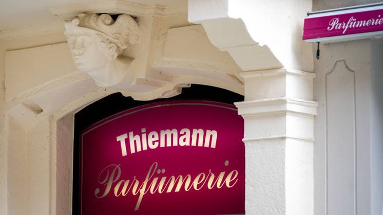 04.06.2026, Deutschland, Sachsen, Bautzen: Blick auf eine Filiale der Parfümerie - Kette Thiemann an der Reichenstraße in Bautzen. Das Unternehmen hat Insolvenz angemeldet und strebt nun die Sanierung in Eigenregie an. Alle Filialen zwischen Görlitz und Halle, Cottbus und Pirna bleiben zunächst geöffnet. *** 04 06 2026, Germany, Saxony, Bautzen View of a branch of the Thiemann perfumery chain on Reichenstrasse in Bautzen The company has filed for insolvency and is now seeking to restructure itself All branches between Görlitz and Halle, Cottbus and Pirna will remain open for the time being