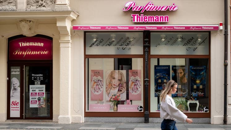 04.06.2026, Deutschland, Sachsen, Bautzen: Blick auf eine Filiale der Parfümerie - Kette Thiemann an der Reichenstraße in Bautzen. Das Unternehmen hat Insolvenz angemeldet und strebt nun die Sanierung in Eigenregie an. Alle Filialen zwischen Görlitz und Halle, Cottbus und Pirna bleiben zunächst geöffnet. *** 04 06 2026, Germany, Saxony, Bautzen View of a branch of the Thiemann perfumery chain on Reichenstrasse in Bautzen The company has filed for insolvency and is now seeking to restructure itself All branches between Görlitz and Halle, Cottbus and Pirna will remain open for the time being