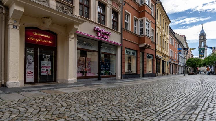 04.06.2026, Deutschland, Sachsen, Bautzen: Blick auf eine Filiale der Parfümerie - Kette Thiemann an der Reichenstraße in Bautzen. Das Unternehmen hat Insolvenz angemeldet und strebt nun die Sanierung in Eigenregie an. Alle Filialen zwischen Görlitz und Halle, Cottbus und Pirna bleiben zunächst geöffnet. *** 04 06 2026, Germany, Saxony, Bautzen View of a branch of the Thiemann perfumery chain on Reichenstrasse in Bautzen The company has filed for insolvency and is now seeking to restructure itself All branches between Görlitz and Halle, Cottbus and Pirna will remain open for the time being