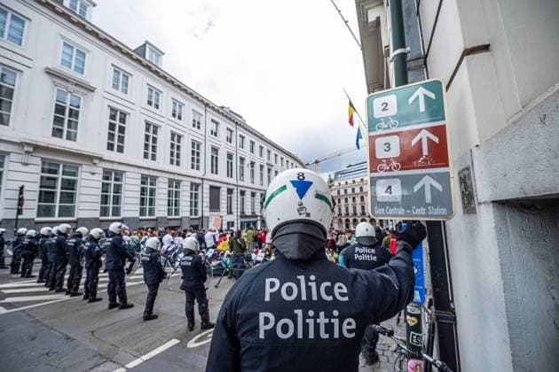 Police s forces blocked the area around the parliament at a protest gathering of teachers in front of the Federation Wallonia-Brussels parliament (Federation Wallonie-Bruxelles - Federatie Wallonie-Brussel), in Brussels, on Thursday 04 June 2026. The vote of the programme decree for education, which includes numerous austerity measures, is expected today by the government majority while protests of teachers are strong.  EMILExWINDAL 175914225