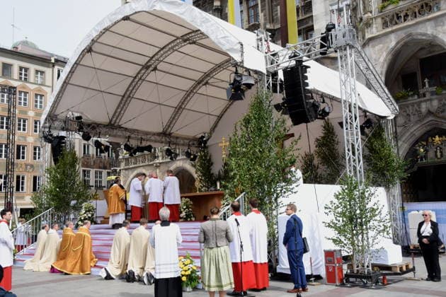 Mit Geistliche Wuerdentraegern Rupert Graf zu Stolberg-Stolberg Weihbischof Kardinal Reinhard Marx Muenchen 04.06.2026 Marienplatz Fronleichnamsprozession Messe Altar Zeremonie Foto Muenchen *** With clergy dignitaries Rupert Graf zu Stolberg Stolberg Auxiliary Bishop Cardinal Reinhard Marx Munich 04 06 2026 Marienplatz Corpus Christi procession Mass Altar Ceremony Photo Munich