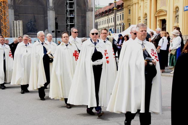 Muenchen 04.06.2026 Odeonsplatz Fronleichnamsprozession Glaubens Abordnungen Teilnehmer Foto Muenchen *** Munich 04 06 2026 Odeonsplatz Corpus Christi procession faith delegations participants photo Munich