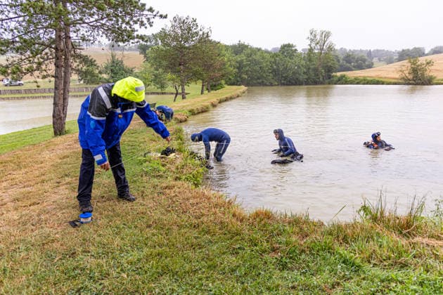 Gendarmerie Diving Team Searches Lake near Urdens For Missing Girl Lyhanna - Fleurance Professional divers from Marseillant work conduct an underwater search with gendarmerie on a lake near Urdens in the area surrounding Fleurance, Gers, France on June 4, 2026, as the search for 11-year-old Lyhanna, who disappeared on May 29 in the Fleurance area, continues to mobilize significant investigative resources; a major development in the judicial inquiry saw suspect Jerome Barella, 41, charged and placed in pre-trial detention on suspicion of kidnapping and illegal confinement of a minor under the age of 15. Photo by I Bazin ABACAPRESS.COM Fleurance URDENS France  Copyright: xIxBazin ABACAx