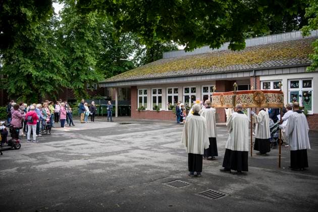 Fronleichnamsprozession in St. Barbara Königshardt am 04.06.2026 in Oberhausen ** NUR FÜR REDAKTIONELLE ZWECKE ** EDITORIAL USE ONLY **<p>Fronleichnamsprozession in St. Barbara Königshardt am 04.06.2026 in Oberhausen Deutschland NRW Oberhausen Copyright: DanielxAttia *** Corpus Christi procession in St Barbara Königshardt on 04 06 2026 in Oberhausen FOR EDITORIAL PURPOSES ONLY EDITORIAL USE ONLY p Corpus Christi procession in St Barbara Königshardt on 04 06 2026 in Oberhausen Germany NRW Oberhausen Copyright DanielxAttia Copyright: DanielxAttia doc8653cv3q4skc7uifoz2 ,EDITORIAL USE ONLY