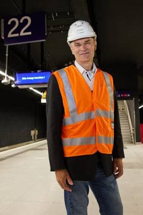 Interimsbahnhof der S-Bahn S15 ** NUR FÜR REDAKTIONELLE ZWECKE ** EDITORIAL USE ONLY **<p>Holger Ludewig, Projektleiter des Projekts S21, steht am Gleis 22 der Station Hauptbahnhof. Die Arbeiten für die künftige S-Bahnlinie 15, die den nördlichen Berliner S-Bahnring mit den Bahnhöfen Wedding, Gesundbrunnen und dem Hauptbahnhof verbindet, gehen langsam zu Ende. Deutschland Berlin Berlin Copyright: JörgxCarstensen *** Interim station of the S-Bahn S15 FOR EDITORIAL PURPOSES ONLY EDITORIAL USE ONLY p Holger Ludewig, project manager of the S21 project, stands at platform 22 of the Hauptbahnhof station Work on the future S-Bahn line 15, which will connect the northern Berlin S-Bahn ring with the stations Wedding, Gesundbrunnen and Hauptbah Copyright: JörgxCarstensen doc8653hecgpt05oc18t7i ,EDITORIAL USE ONLY