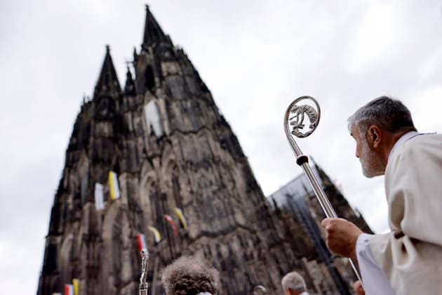 Geistliche mit einem Stab vor dem Kölner Dom beim Pontifikalamt zu Fronleichnam 2026 auf dem Roncalliplatz mit anschließender Prozession durch die Kölner Innenstadt. Köln, 04.06.2026 NRW Deutschland *** Clergymen with a staff in front of Cologne Cathedral at the Corpus Christi 2026 pontifical mass on Roncalliplatz followed by a procession through Cologne city center Cologne, 04 06 2026 NRW Germany Copyright: xChristophxHardtx