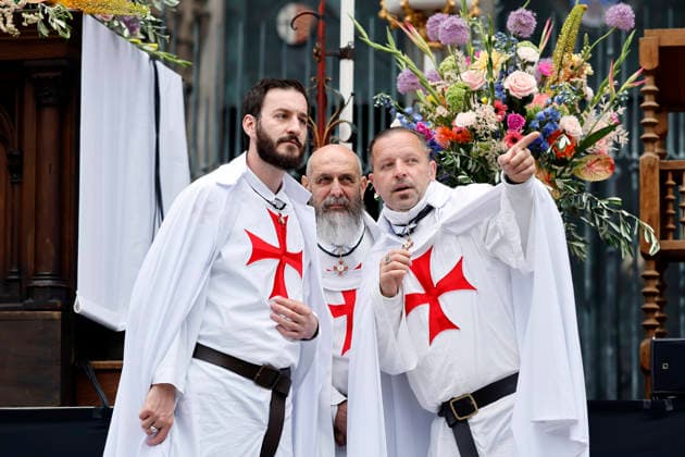Katholische Templer beim Pontifikalamt zu Fronleichnam 2026 auf dem Roncalliplatz mit anschließender Prozession durch die Kölner Innenstadt. Köln, 04.06.2026 NRW Deutschland *** Catholic Templars at the Corpus Christi 2026 pontifical mass on Roncalliplatz followed by a procession through Cologne city center Cologne, 04 06 2026 NRW Germany Copyright: xChristophxHardtx