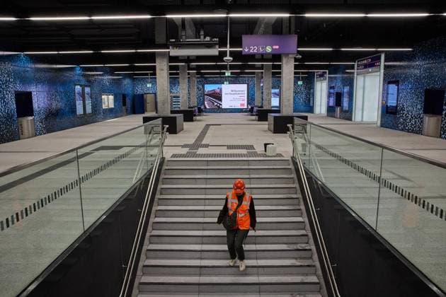 Interimsbahnhof der S-Bahn S15 ** NUR FÜR REDAKTIONELLE ZWECKE ** EDITORIAL USE ONLY **<p>Blick in den neuen Interimsbahnhof vom Gleis 22 der Station Hauptbahnhof. Die Arbeiten für die künftige S-Bahnlinie 15, die den nördlichen Berliner S-Bahnring mit den Bahnhöfen Wedding, Gesundbrunnen und dem Hauptbahnhof verbindet, gehen langsam zu Ende. Deutschland Berlin Berlin Copyright: JörgxCarstensen *** Interim station of the S-Bahn S15 FOR EDITORIAL PURPOSES ONLY EDITORIAL USE ONLY p View of the new interim station from platform 22 of the Hauptbahnhof station Work on the future S-Bahn line 15, which will connect the northern Berlin S-Bahn ring with the stations Wedding, Gesundbrunnen and Hauptbahnhof, is slowly coming to an end Germany Be Copyright: JörgxCarstensen doc8653ou7p05h1tbtxt8b ,EDITORIAL USE ONLY