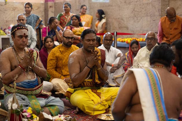 Der Sri Ganesha Hindu-Tempel in Berlin-Neukoelln (Foto vom 04.06.2026). Mehr als 20 Jahre nach den ersten Planungen wird jetzt in Berlin ein Hindu-Tempel eroeffnet. Dazu sind vom 3. bis 7. Juni mehrere Rituale geplant (Foto). Die festliche Einweihung des Tempels an der Hasenheide ist fuer Sonntag den 7. Juni geplant. Der Sri Ganesha Hindu Temple ist nach dem elefantenkoepfigen Hindu-Gott Ganesha benannt. Die Fassade des sogenannten Koenigsturms zieren 219 bunte Skulpturen. Hinter dem sechs Meter hohe Eingangsportal schliesst sich die Tempelhalle an. Darin befinden sich der Hauptaltar fuer Sri Ganesha sowie mehrere Nebenaltaere unter anderem fuer Shiva, Vishnu und Durga, jeweils bewacht von imposanten Waechterfiguren. Die Tempelhalle ziert Copyright: epd-bild HansxScherhaufer HSR69445