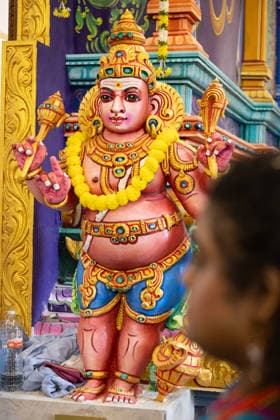 Der Sri Ganesha Hindu-Tempel in Berlin-Neukoelln (Foto vom 04.06.2026). Mehr als 20 Jahre nach den ersten Planungen wird jetzt in Berlin ein Hindu-Tempel eroeffnet. Dazu sind vom 3. bis 7. Juni mehrere Rituale geplant. Die festliche Einweihung des Tempels an der Hasenheide ist fuer Sonntag den 7. Juni geplant. Der Sri Ganesha Hindu Temple ist nach dem elefantenkoepfigen Hindu-Gott Ganesha benannt. Die Fassade des sogenannten Koenigsturms zieren 219 bunte Skulpturen. Hinter dem sechs Meter hohe Eingangsportal schliesst sich die Tempelhalle an. Darin befinden sich der Hauptaltar fuer Sri Ganesha sowie mehrere Nebenaltaere unter anderem fuer Shiva, Vishnu und Durga, jeweils bewacht von imposanten Waechterfiguren. Die Tempelhalle ziert ein se Copyright: epd-bild HansxScherhaufer HSR69483