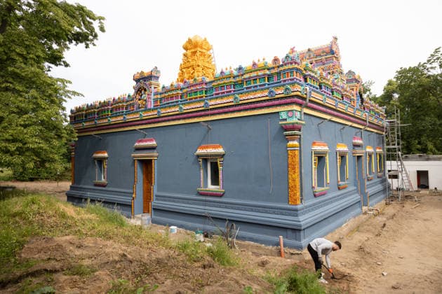 Der Sri Ganesha Hindu-Tempel in Berlin-Neukoelln (Foto vom 04.06.2026). Mehr als 20 Jahre nach den ersten Planungen wird jetzt in Berlin ein Hindu-Tempel eroeffnet. Dazu sind vom 3. bis 7. Juni mehrere Rituale geplant. Die festliche Einweihung des Tempels an der Hasenheide ist fuer Sonntag den 7. Juni geplant. Der Sri Ganesha Hindu Temple ist nach dem elefantenkoepfigen Hindu-Gott Ganesha benannt. Die Fassade des sogenannten Koenigsturms zieren 219 bunte Skulpturen. Hinter dem sechs Meter hohe Eingangsportal schliesst sich die Tempelhalle an. Darin befinden sich der Hauptaltar fuer Sri Ganesha sowie mehrere Nebenaltaere unter anderem fuer Shiva, Vishnu und Durga, jeweils bewacht von imposanten Waechterfiguren. Die Tempelhalle ziert ein se Copyright: epd-bild HansxScherhaufer HSR69496