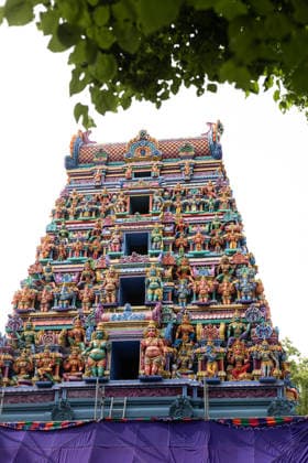 Der Sri Ganesha Hindu-Tempel in Berlin-Neukoelln (Foto vom 04.06.2026). Mehr als 20 Jahre nach den ersten Planungen wird jetzt in Berlin ein Hindu-Tempel eroeffnet. Dazu sind vom 3. bis 7. Juni mehrere Rituale geplant. Die festliche Einweihung des Tempels an der Hasenheide ist fuer Sonntag den 7. Juni geplant. Der Sri Ganesha Hindu Temple ist nach dem elefantenkoepfigen Hindu-Gott Ganesha benannt. Die Fassade des sogenannten Koenigsturms zieren 219 bunte Skulpturen. Hinter dem sechs Meter hohe Eingangsportal schliesst sich die Tempelhalle an. Darin befinden sich der Hauptaltar fuer Sri Ganesha sowie mehrere Nebenaltaere unter anderem fuer Shiva, Vishnu und Durga, jeweils bewacht von imposanten Waechterfiguren. Die Tempelhalle ziert ein se Copyright: epd-bild HansxScherhaufer HSR69409