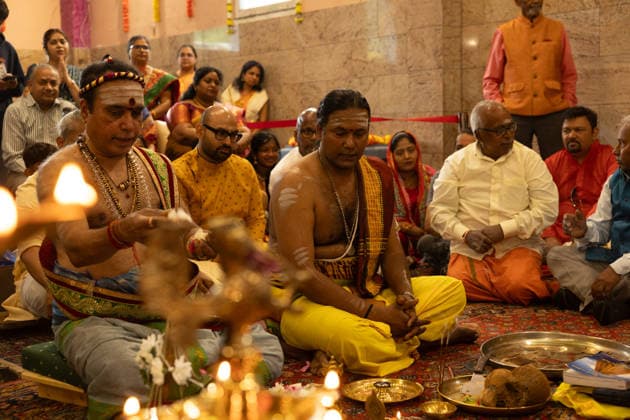 Der Sri Ganesha Hindu-Tempel in Berlin-Neukoelln (Foto vom 04.06.2026). Mehr als 20 Jahre nach den ersten Planungen wird jetzt in Berlin ein Hindu-Tempel eroeffnet. Dazu sind vom 3. bis 7. Juni mehrere Rituale geplant (Foto). Die festliche Einweihung des Tempels an der Hasenheide ist fuer Sonntag den 7. Juni geplant. Der Sri Ganesha Hindu Temple ist nach dem elefantenkoepfigen Hindu-Gott Ganesha benannt. Die Fassade des sogenannten Koenigsturms zieren 219 bunte Skulpturen. Hinter dem sechs Meter hohe Eingangsportal schliesst sich die Tempelhalle an. Darin befinden sich der Hauptaltar fuer Sri Ganesha sowie mehrere Nebenaltaere unter anderem fuer Shiva, Vishnu und Durga, jeweils bewacht von imposanten Waechterfiguren. Die Tempelhalle ziert Copyright: epd-bild HansxScherhaufer HSR69412