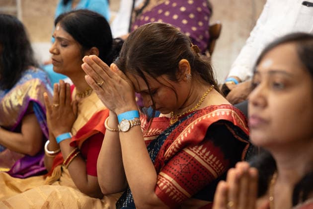 Der Sri Ganesha Hindu-Tempel in Berlin-Neukoelln (Foto vom 04.06.2026). Mehr als 20 Jahre nach den ersten Planungen wird jetzt in Berlin ein Hindu-Tempel eroeffnet. Dazu sind vom 3. bis 7. Juni mehrere Rituale geplant (Foto). Die festliche Einweihung des Tempels an der Hasenheide ist fuer Sonntag den 7. Juni geplant. Der Sri Ganesha Hindu Temple ist nach dem elefantenkoepfigen Hindu-Gott Ganesha benannt. Die Fassade des sogenannten Koenigsturms zieren 219 bunte Skulpturen. Hinter dem sechs Meter hohe Eingangsportal schliesst sich die Tempelhalle an. Darin befinden sich der Hauptaltar fuer Sri Ganesha sowie mehrere Nebenaltaere unter anderem fuer Shiva, Vishnu und Durga, jeweils bewacht von imposanten Waechterfiguren. Die Tempelhalle ziert Copyright: epd-bild HansxScherhaufer HSR69416