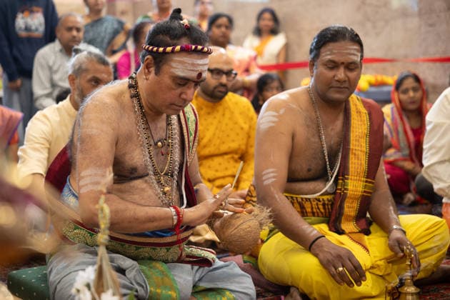 Der Sri Ganesha Hindu-Tempel in Berlin-Neukoelln (Foto vom 04.06.2026). Mehr als 20 Jahre nach den ersten Planungen wird jetzt in Berlin ein Hindu-Tempel eroeffnet. Dazu sind vom 3. bis 7. Juni mehrere Rituale geplant (Foto). Die festliche Einweihung des Tempels an der Hasenheide ist fuer Sonntag den 7. Juni geplant. Der Sri Ganesha Hindu Temple ist nach dem elefantenkoepfigen Hindu-Gott Ganesha benannt. Die Fassade des sogenannten Koenigsturms zieren 219 bunte Skulpturen. Hinter dem sechs Meter hohe Eingangsportal schliesst sich die Tempelhalle an. Darin befinden sich der Hauptaltar fuer Sri Ganesha sowie mehrere Nebenaltaere unter anderem fuer Shiva, Vishnu und Durga, jeweils bewacht von imposanten Waechterfiguren. Die Tempelhalle ziert Copyright: epd-bild HansxScherhaufer HSR69419