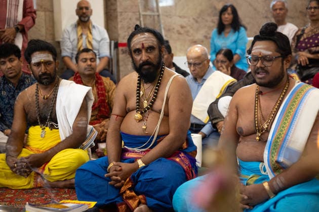 Der Sri Ganesha Hindu-Tempel in Berlin-Neukoelln (Foto vom 04.06.2026). Mehr als 20 Jahre nach den ersten Planungen wird jetzt in Berlin ein Hindu-Tempel eroeffnet. Dazu sind vom 3. bis 7. Juni mehrere Rituale geplant (Foto). Die festliche Einweihung des Tempels an der Hasenheide ist fuer Sonntag den 7. Juni geplant. Der Sri Ganesha Hindu Temple ist nach dem elefantenkoepfigen Hindu-Gott Ganesha benannt. Die Fassade des sogenannten Koenigsturms zieren 219 bunte Skulpturen. Hinter dem sechs Meter hohe Eingangsportal schliesst sich die Tempelhalle an. Darin befinden sich der Hauptaltar fuer Sri Ganesha sowie mehrere Nebenaltaere unter anderem fuer Shiva, Vishnu und Durga, jeweils bewacht von imposanten Waechterfiguren. Die Tempelhalle ziert Copyright: epd-bild HansxScherhaufer HSR69433