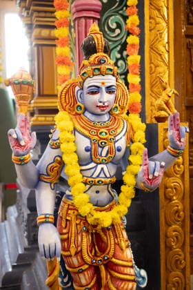 Der Sri Ganesha Hindu-Tempel in Berlin-Neukoelln (Foto vom 04.06.2026). Mehr als 20 Jahre nach den ersten Planungen wird jetzt in Berlin ein Hindu-Tempel eroeffnet. Dazu sind vom 3. bis 7. Juni mehrere Rituale geplant. Die festliche Einweihung des Tempels an der Hasenheide ist fuer Sonntag den 7. Juni geplant. Der Sri Ganesha Hindu Temple ist nach dem elefantenkoepfigen Hindu-Gott Ganesha benannt. Die Fassade des sogenannten Koenigsturms zieren 219 bunte Skulpturen. Hinter dem sechs Meter hohe Eingangsportal schliesst sich die Tempelhalle an. Darin befinden sich der Hauptaltar fuer Sri Ganesha sowie mehrere Nebenaltaere unter anderem fuer Shiva, Vishnu und Durga, jeweils bewacht von imposanten Waechterfiguren. Die Tempelhalle ziert ein se Copyright: epd-bild HansxScherhaufer HSR69439